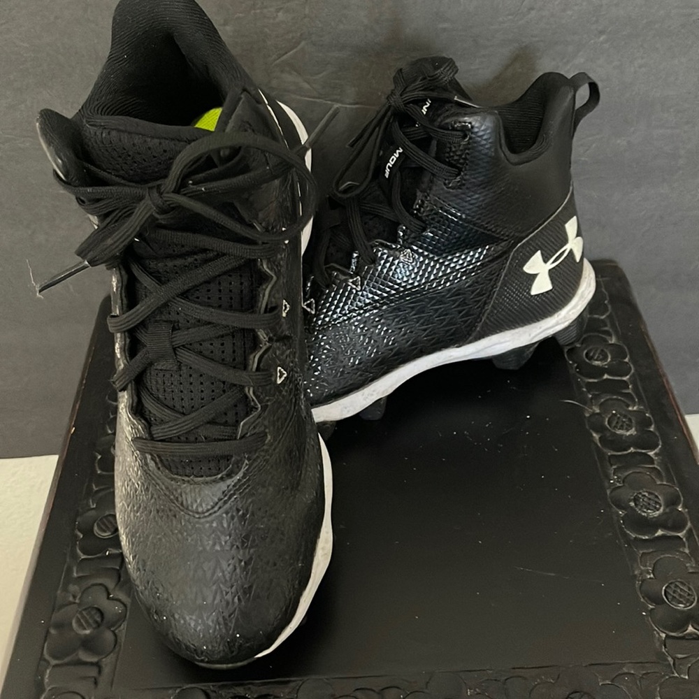 INDER ARMOUR BOYS ATHLETIC CLEATS